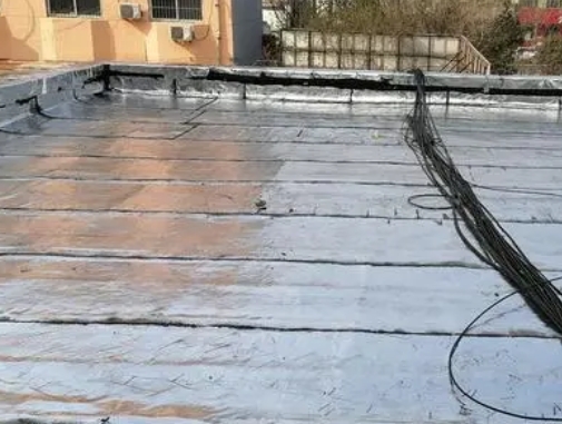 盐城市卫生间漏水维修公司分享下盐城市屋面楼顶防水刚性防水层施工要点。